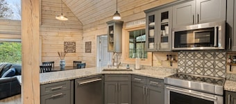 Lux Getaway by Center Hill Lake - Hot Tub - 3BD/3BA + Bunk Room