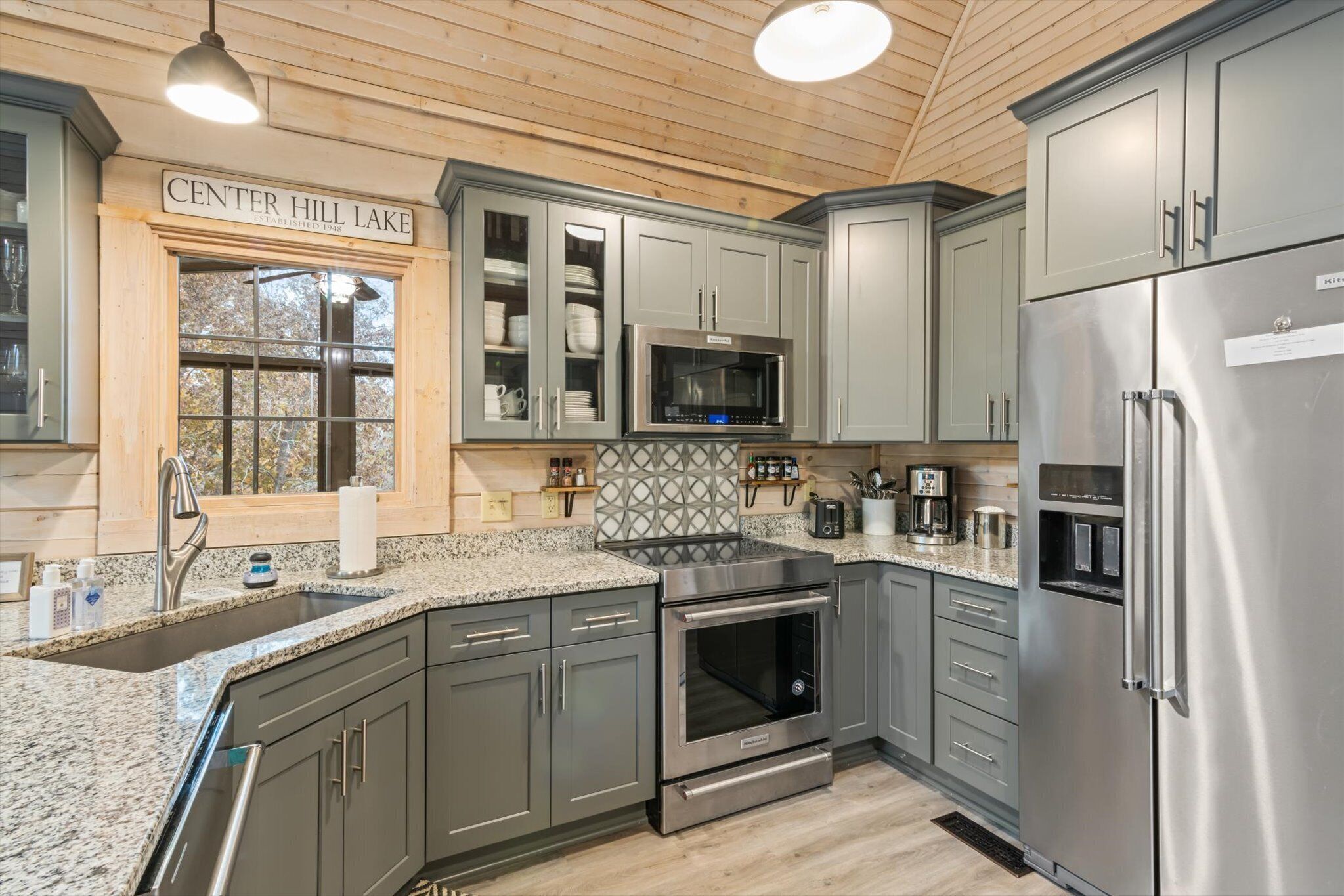 Kylskåp, mikrovågsugn, ugn och spishäll