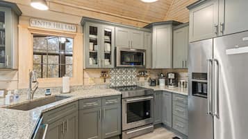 Kylskåp, mikrovågsugn, ugn och spishäll