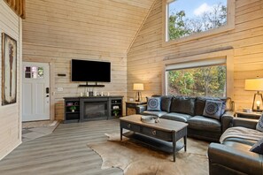 Smart TV, fireplace, table football - Lux Getaway by Center Hill Lake - Hot Tub - 3BD/3BA + Bunk Room (Smithville)