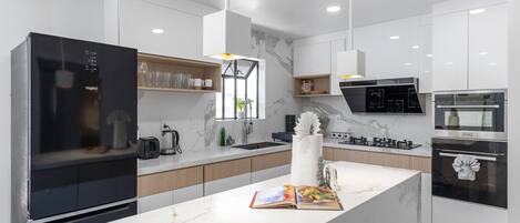 Réfrigérateur, micro-ondes, four, plaque de cuisson