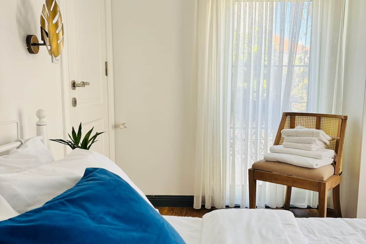 Deluxe Room | Free cribs/infant beds, free WiFi, bed sheets