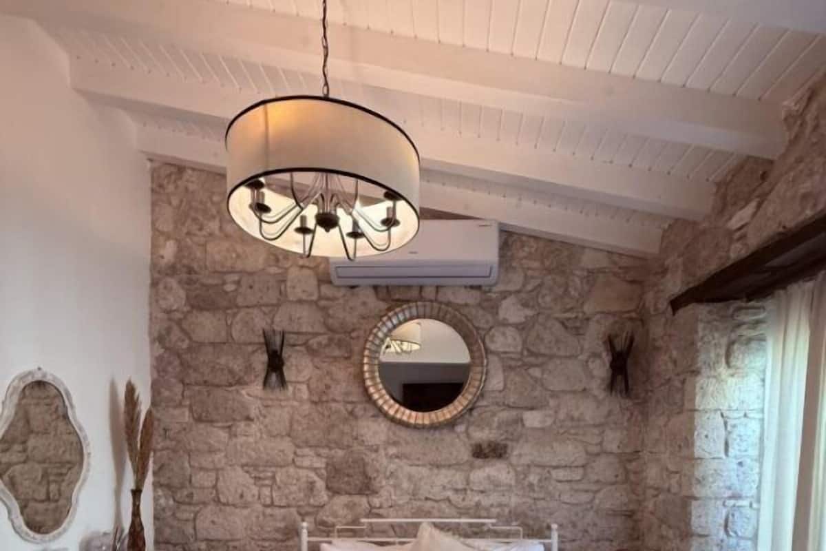 Deluxe Suite, Garden View | Free cribs/infant beds, free WiFi, bed sheets