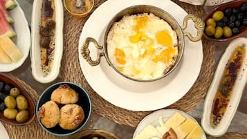 Daily local cuisine breakfast (TRY 400 per person)