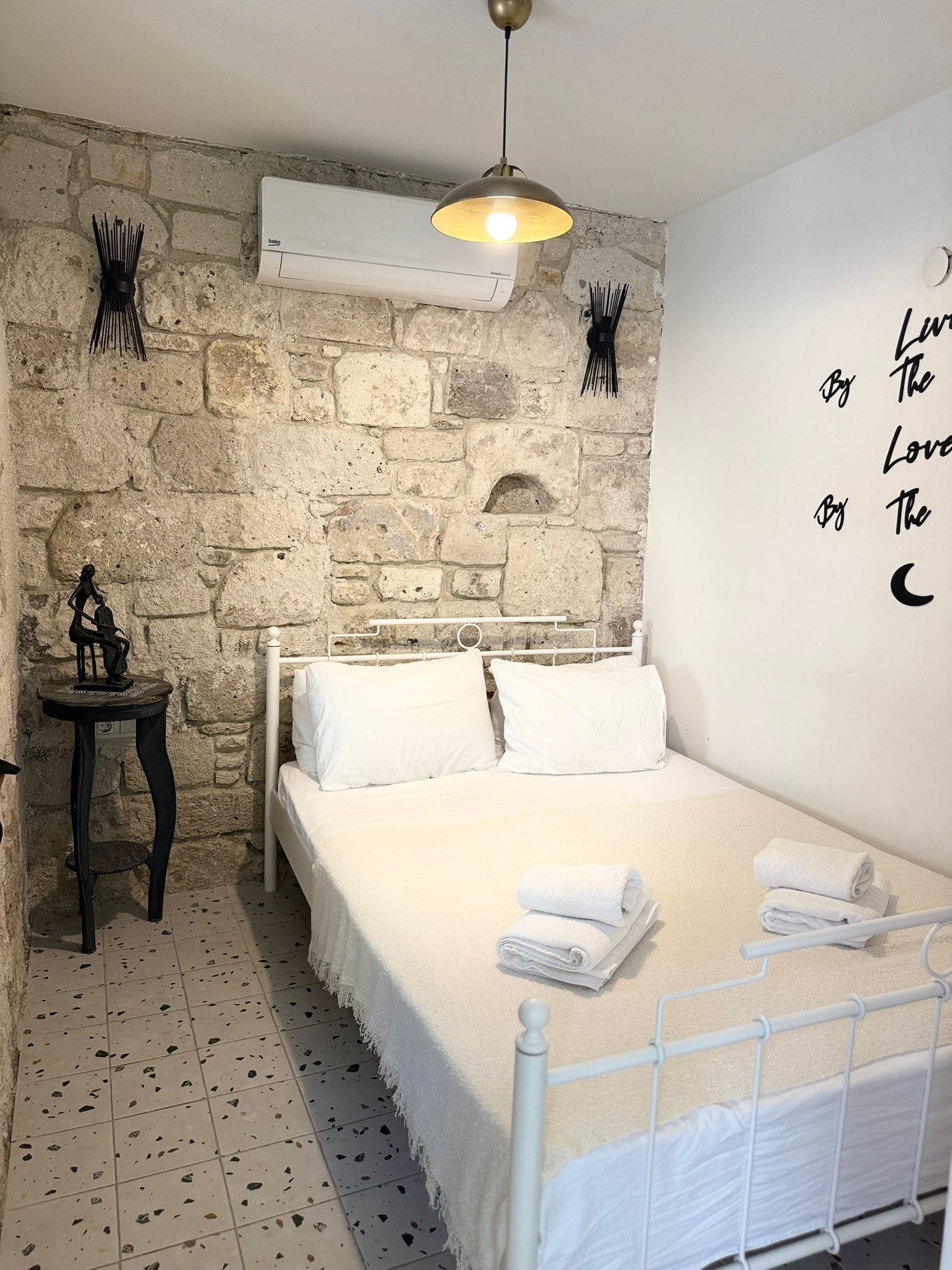 واي فاي مجانًا وملاءات أسرّة