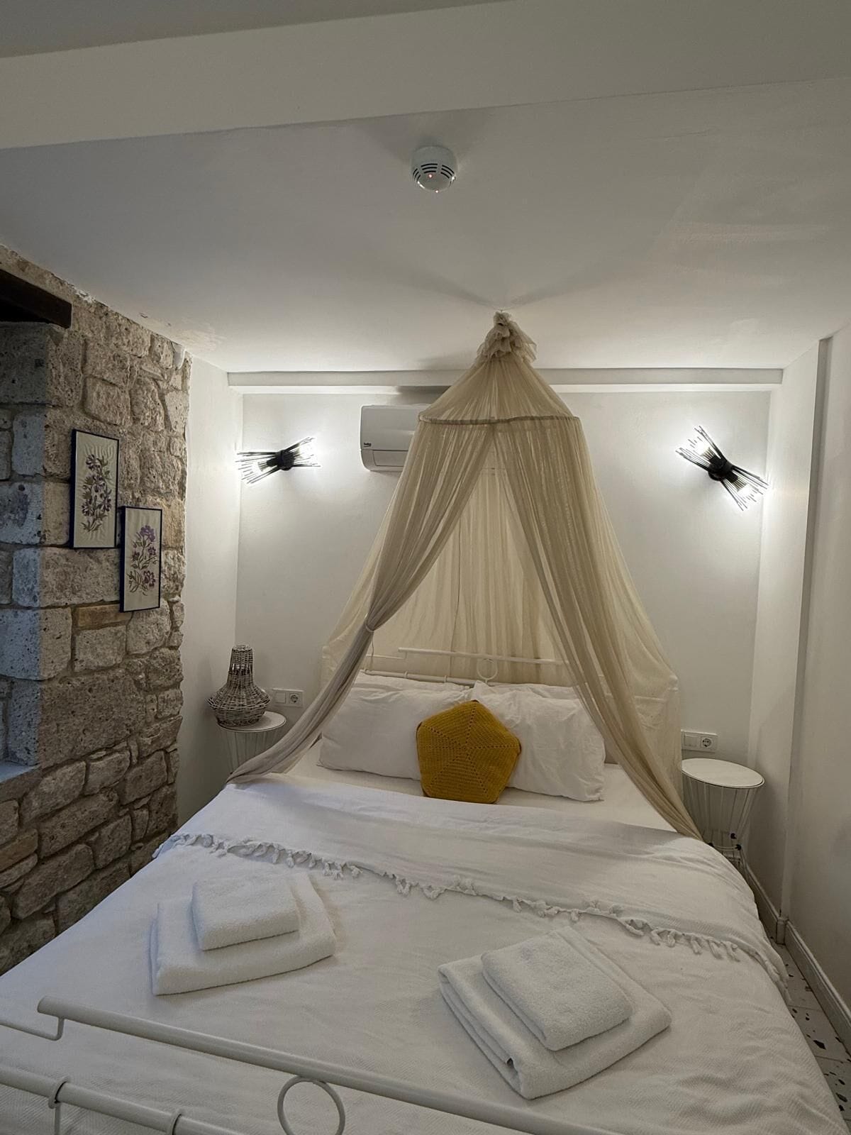 واي فاي مجانًا وملاءات أسرّة