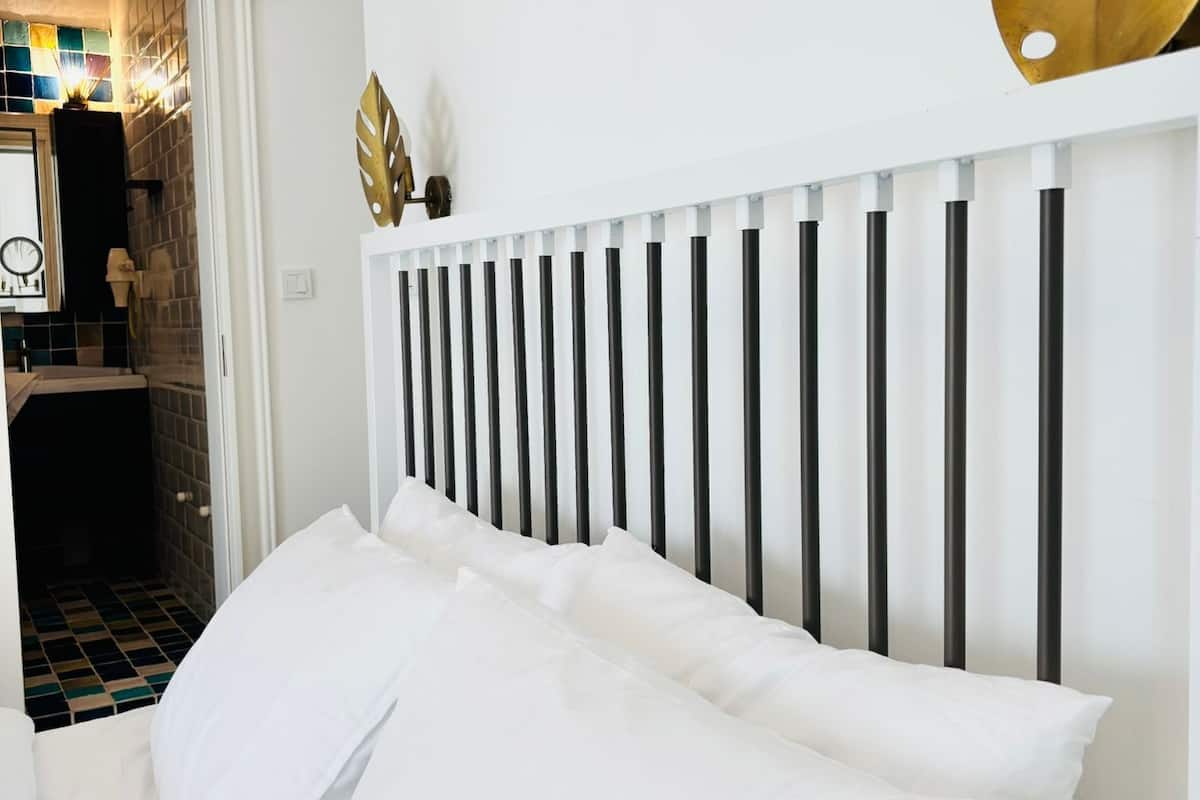 Deluxe Suite, Garden View | Free cribs/infant beds, free WiFi, bed sheets