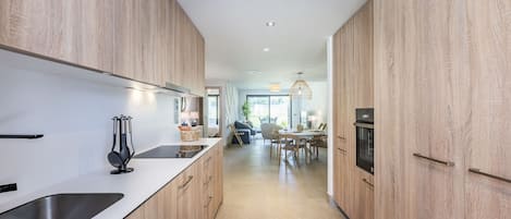 Kühlschrank, Mikrowelle, Ofen, Geschirrspüler