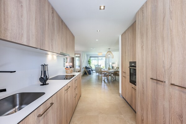 Kühlschrank, Mikrowelle, Ofen, Geschirrspüler