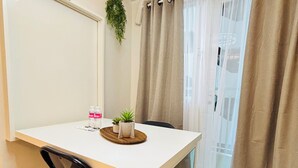 Chambre, 1 chambre, balcon, vue sur la ville | Restauration
