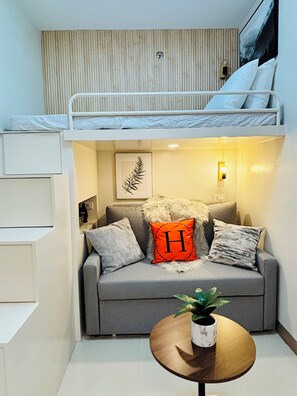 Room, 1 Bedroom, Balcony, City View | Living room