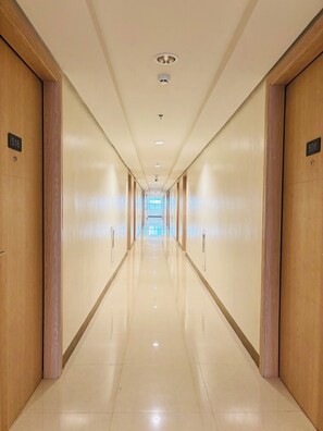 Room, 1 Bedroom, Balcony, City View | Interior