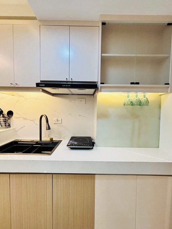 Room, 1 Bedroom, Balcony, City View | Interior