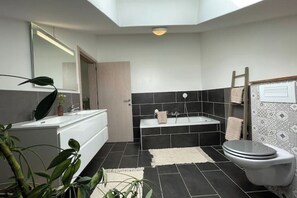 Dusche, kostenlose Toilettenartikel, Haartrockner