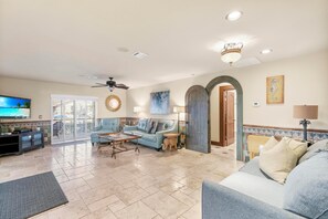 Smart TV, DVD player, books - Luxurious Beachside Oasis with Infinity Pool on Marco Island (Marco Island)