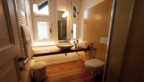 Dusche, Haartrockner, Bidet, Handtücher