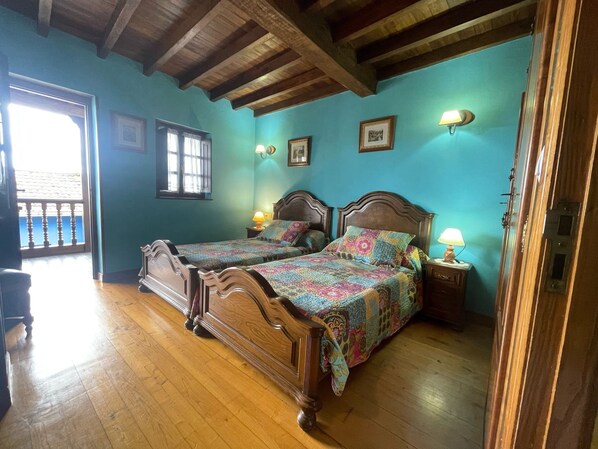 3 dormitorios, tabla de planchar con plancha, ropa de cama