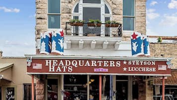 Un bâtiment historique sur lequel on peut lire les inscriptions « Headquarters Hats » et « Stetson Luggage ».