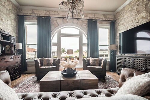 The Bank-Luxury Suite w/Deck Overlooking Main St!