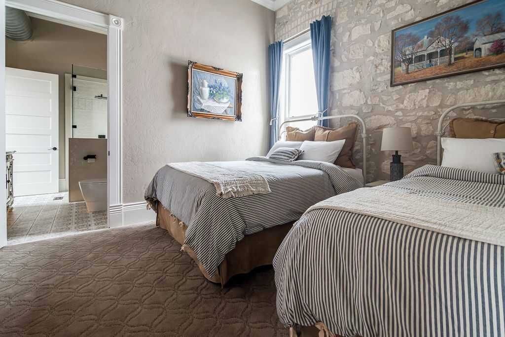 2 bedrooms, iron/ironing board, WiFi (free), bed sheets