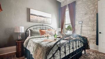 3 bedrooms, iron/ironing board, WiFi (free), bed sheets