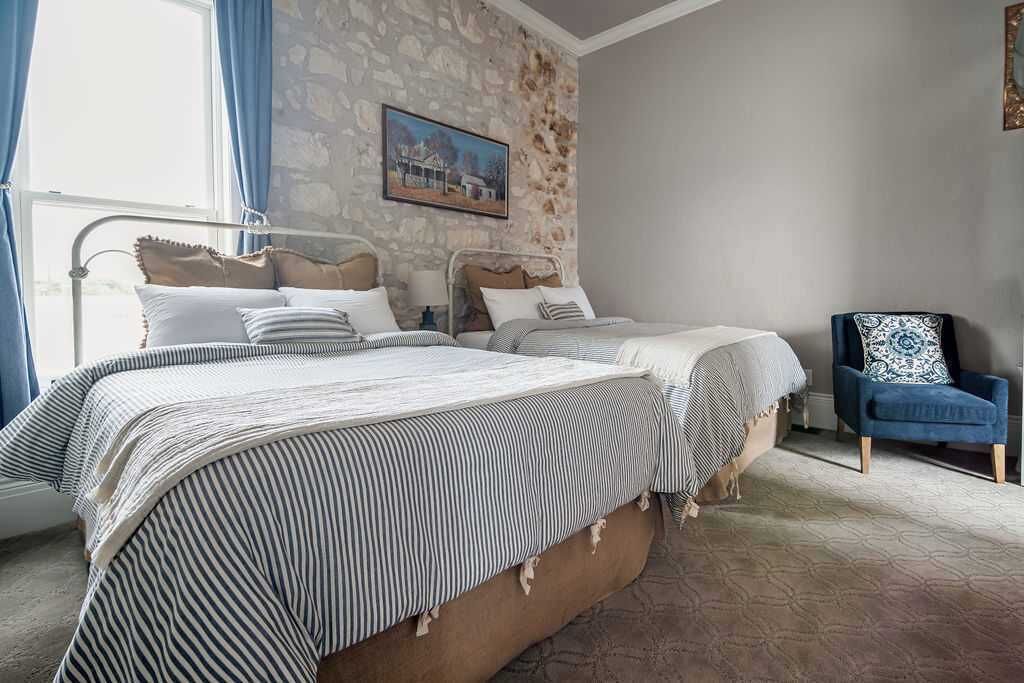 3 bedrooms, iron/ironing board, WiFi (free), bed sheets