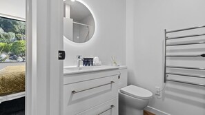 Sèche-cheveux, serviettes fournies