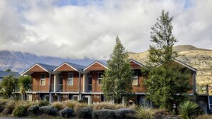 Exterior - Stunning Lakefront 2-bed 2-bath with lake views (Queenstown)