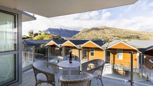 Stunning Lakefront 2-bed 2-bath with lake views