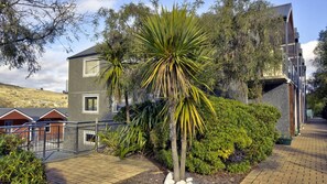 Property grounds - Stunning Lakefront 2-bed 2-bath with lake views (Queenstown)