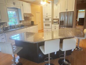 Een microgolfoven, een vaatwasser