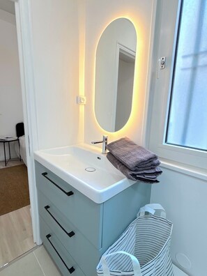 Shower, bidet, towels, toilet paper
