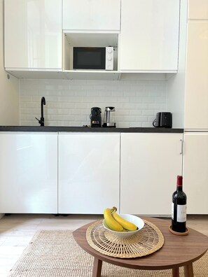 Réfrigérateur, micro-ondes, plaque de cuisson, cafetière/bouilloire