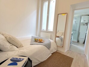 1 chambre, bureau, fer et planche à repasser, accès Internet