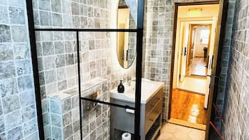 Deluxe Apartment | Bilik Mandi | Pengering rambut, sabun, syampu, tisu tandas