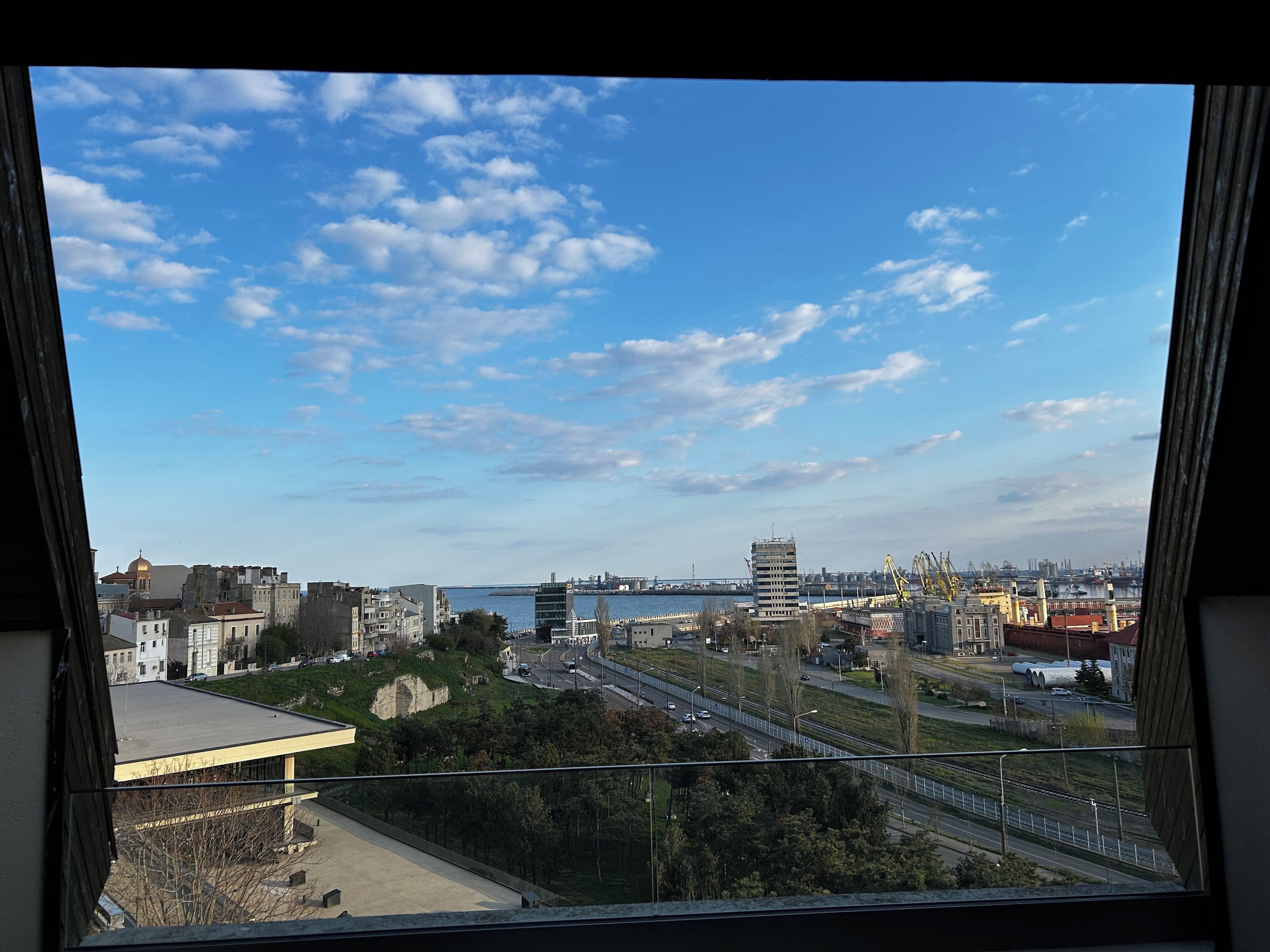 Stadsbeeld met uitzicht op de waterkant, inclusief gebouwen, wegen en een brug.