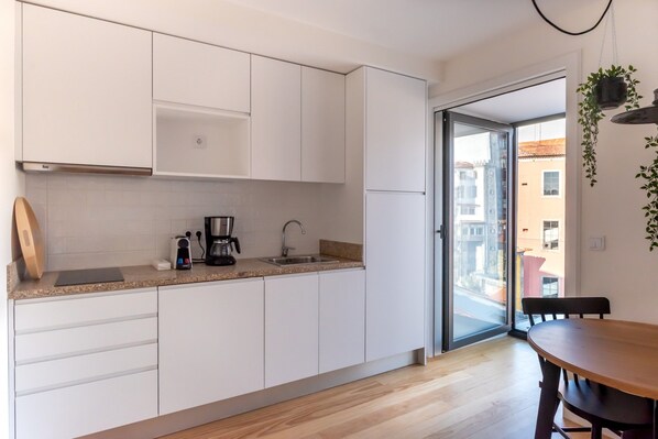Apartment | Private kitchen - Feel Porto Downtown Theater Apartment (Porto)