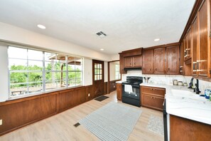 Micro-ondes, four, plaque de cuisson, lave-vaisselle