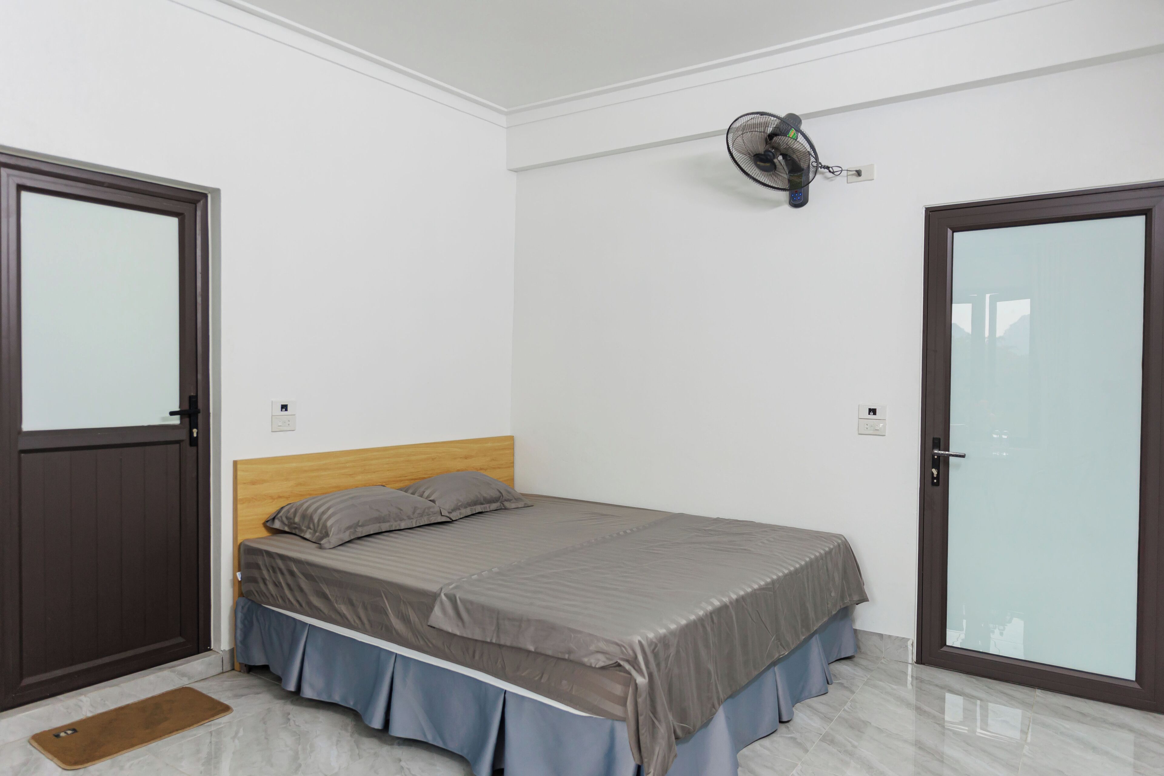 Hypo-allergenic bedding, desk, free WiFi, bed sheets