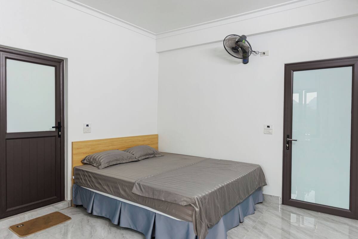 Ropa de cama hipoalergénica, escritorio, wifi gratis y ropa de cama