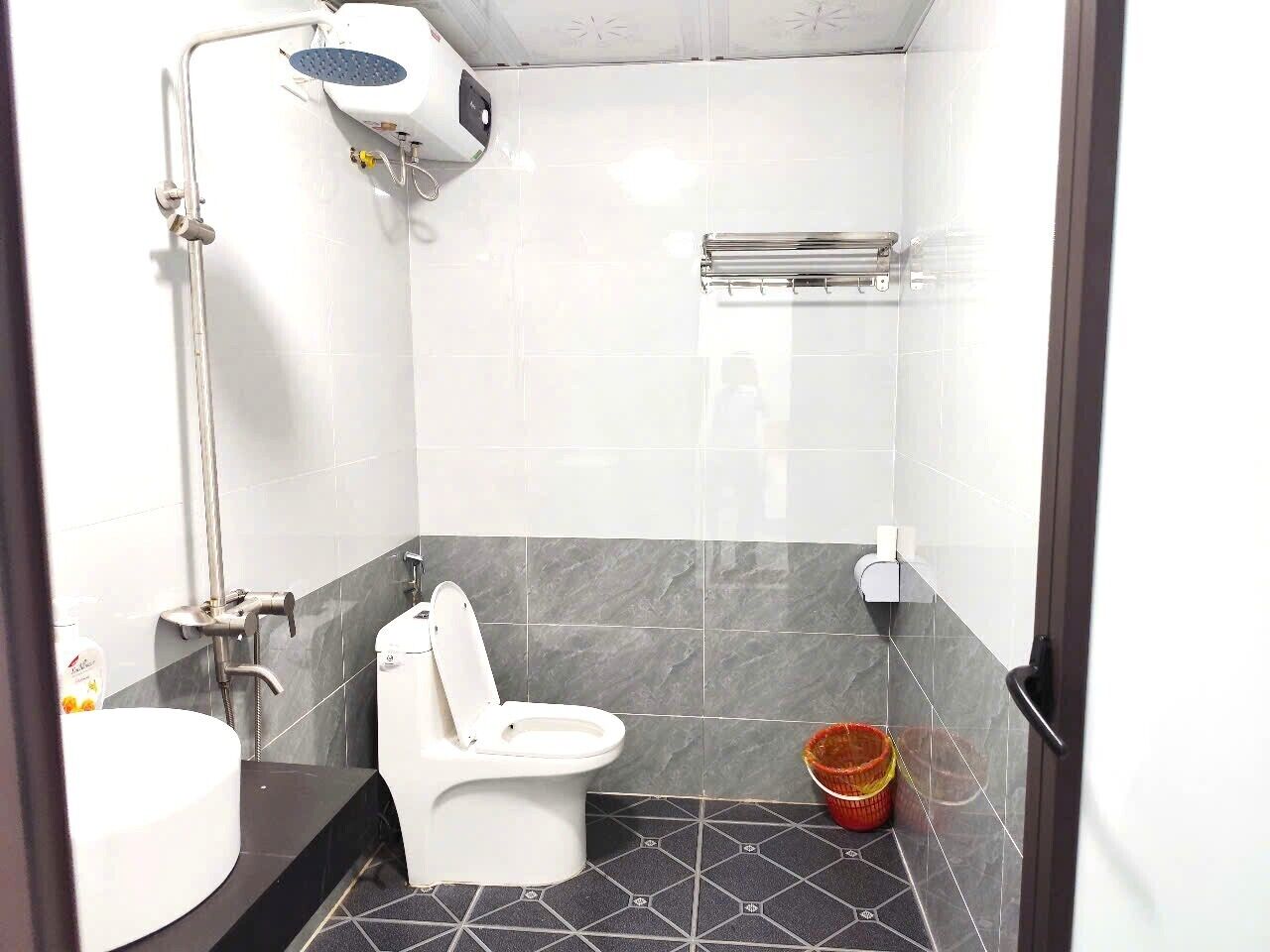 Shower, rainfall showerhead, free toiletries, hair dryer