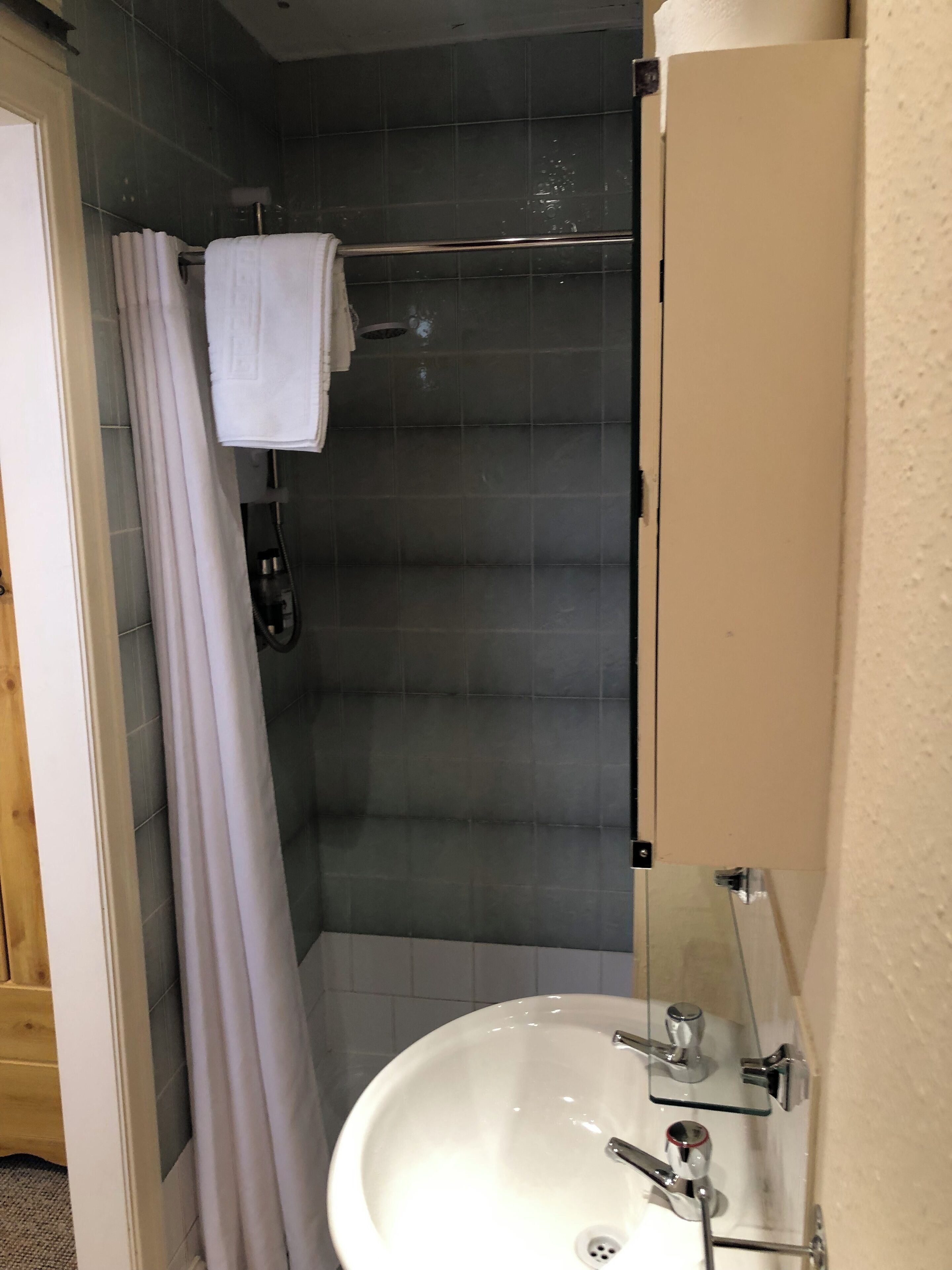 淋浴设施、吹风机、毛巾、肥皂