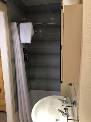 Dusch, hårtork, handdukar och tvål