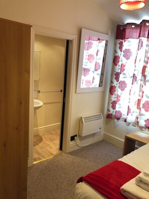 Douche, sèche-cheveux, serviettes fournies, savon