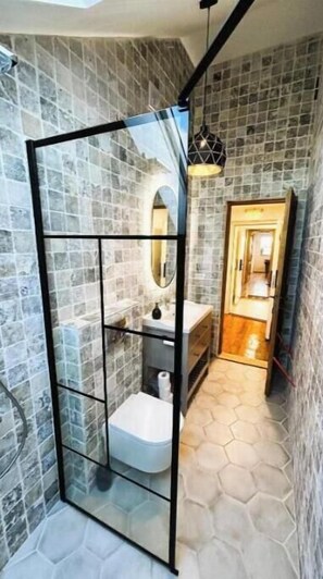 Douche, sèche-cheveux, serviettes fournies, savon