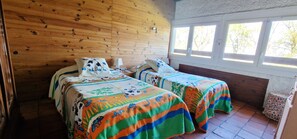 4 bedrooms, iron/ironing board, WiFi, bed sheets