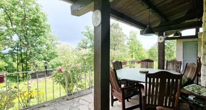 Grand maison avec terrasse couverte Ă la campagne, vue panoramique