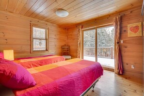 6 bedrooms, iron/ironing board, WiFi, bed sheets