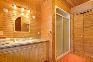Shower, hair dryer, towels, toilet paper - DOMAINE BONHEURA; A HAVEN OF PEACE SURROUNDED BY NATURE IN ABUNDANCE! (Val-David)