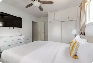 3 bedrooms, iron/ironing board, WiFi, bed sheets - 
“Charming 3BR Retreat-Family-Friendly-Near Top Attractions! (Long Beach)